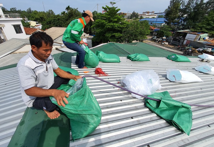 Muôn cách chạy bão của người miền Trung - Ảnh 4.