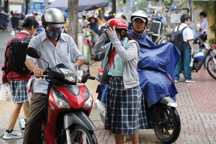 Đi học quá sớm, con tôi sáng nào đến trường cũng ngáp ngắn ngáp dài - Ảnh 2.