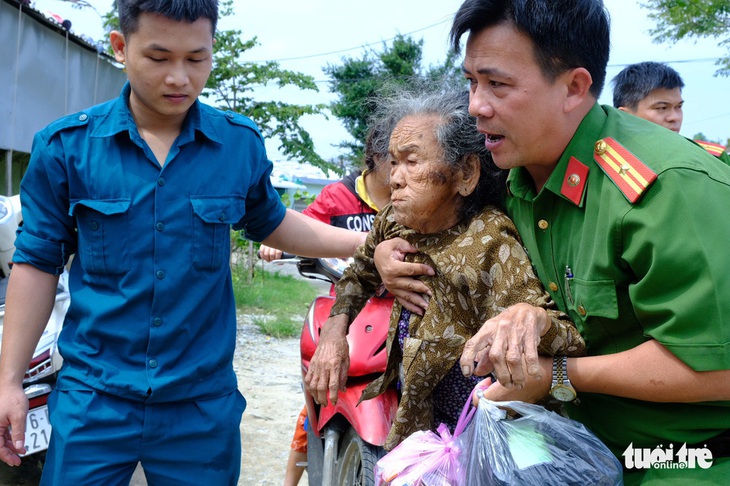 Chạy đua ứng phó, sơ tán dân trước khi bão số 9 đổ bộ - Ảnh 1.