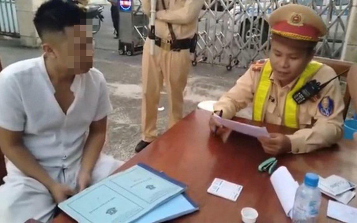 Phát hiện heroin cùng 2 khẩu súng, đạn và đoản đao khi khám xét nhà con nghiện - Ảnh 2.