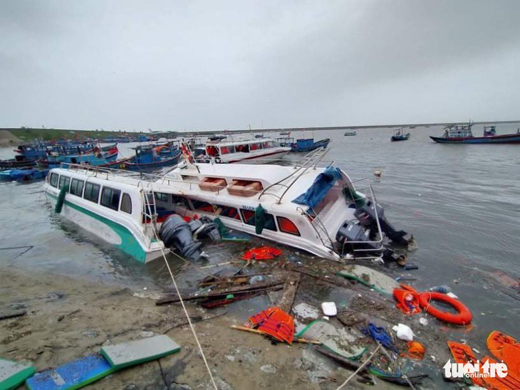 Lý Sơn tan hoang nhà cửa, hàng loạt tàu thuyền bị đánh chìm - Ảnh 3.