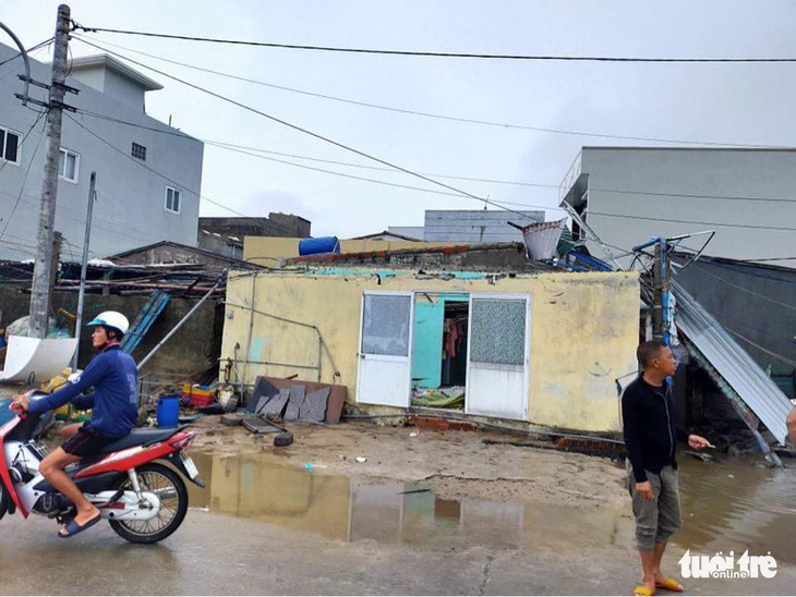 Lý Sơn tan hoang nhà cửa, hàng loạt tàu thuyền bị đánh chìm - Ảnh 8.