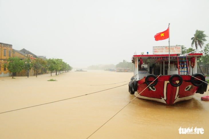 Nước biển tràn vào Cù Lao Chàm, phố cổ Hội An run rẩy trong bão - Ảnh 9.