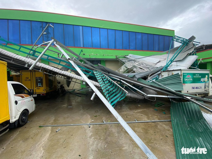 Bão vô Quảng Ngãi: Cổng chào bằng thép, cây xanh ngã đổ - Ảnh 4.