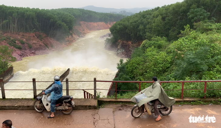 Mưa lớn, nhiều hồ thủy lợi xả lũ, Hà Tĩnh sơ tán hơn 670 hộ dân - Ảnh 1.