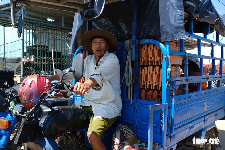 Người dân Quảng Ngãi rồng rắn đi mua ngói lợp lại nhà, ngói cháy hàng - Ảnh 11.