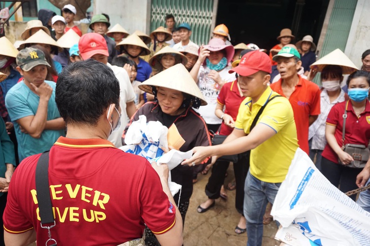 Nhiều tour thiện nguyện hướng về miền Trung dọn trường, công trình công cộng - Ảnh 1. Nhiều tour thiện nguyện hướng về miền Trung dọn trường, công trình công cộng - Ảnh 1.
