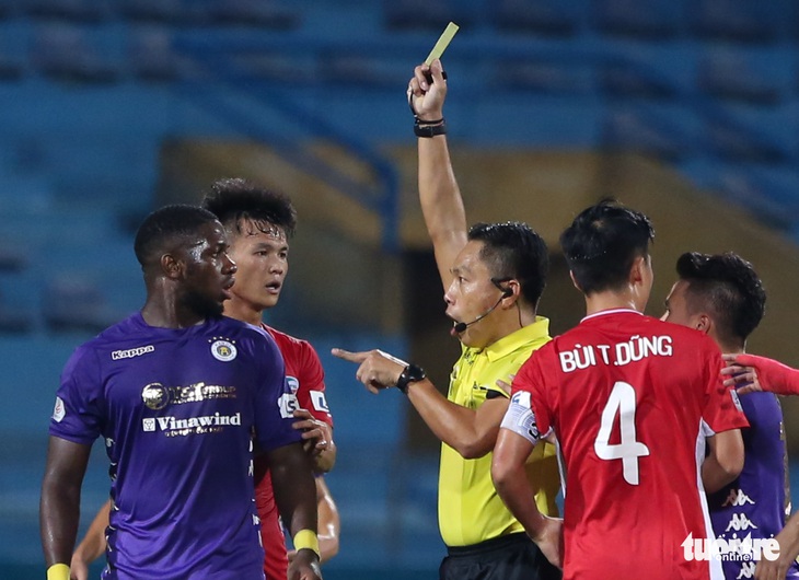 Quang Hải ra dấu hiệu nhắc trọng tài truất quyền thi đấu Bùi Tiến Dũng - Ảnh 4. Quang Hải ra dấu hiệu nhắc trọng tài truất quyền thi đấu Bùi Tiến Dũng - Ảnh 4.
