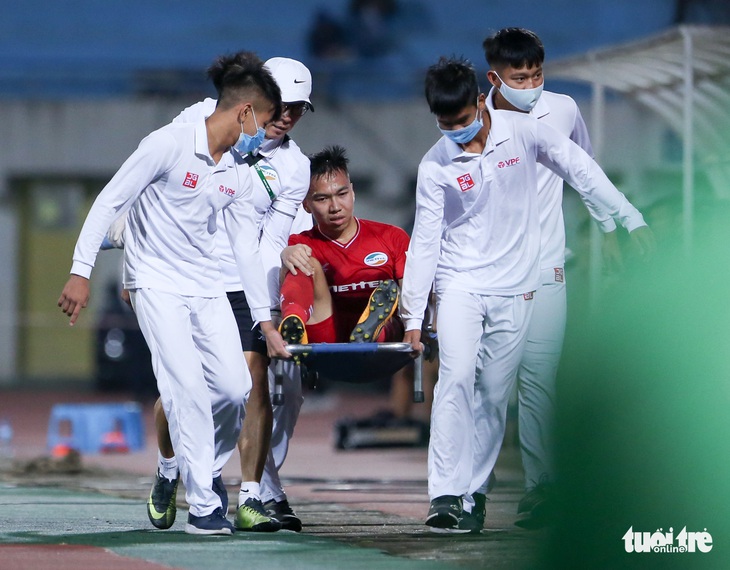 Quang Hải ra dấu hiệu nhắc trọng tài truất quyền thi đấu Bùi Tiến Dũng - Ảnh 5. Quang Hải ra dấu hiệu nhắc trọng tài truất quyền thi đấu Bùi Tiến Dũng - Ảnh 5.