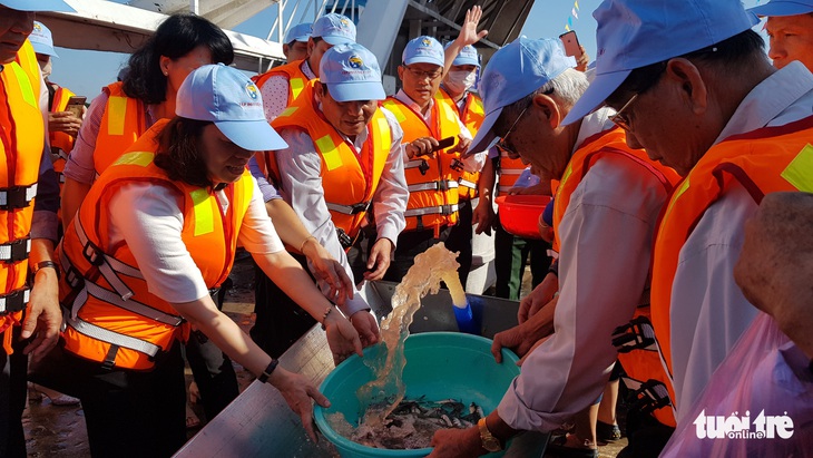 An Giang thả trên 18 tấn cá về sông để tái tạo nguồn lợi thủy sản - Ảnh 2.