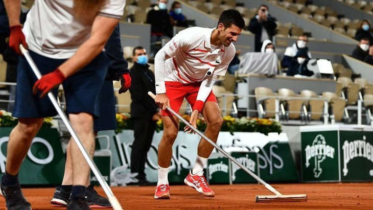 Novak Djokovic ‘tấu hài” chờ đóng mái sân Philippe Chatrier - Ảnh 1.