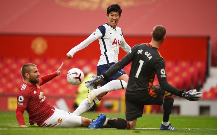 Những khoảnh khắc ấn tượng trong ngày Man Utd, Liverpool cùng bị "nhấn chìm"