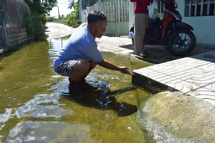 Dân kêu trời vì nước ngập gần cả tháng chưa rút - Ảnh 2. Dân kêu trời vì nước ngập gần cả tháng chưa rút - Ảnh 2.