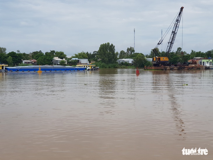 Dân phản ứng với dự án nạo vét thông luồng sông Hậu vì sợ sạt lở trôi nhà - Ảnh 1.