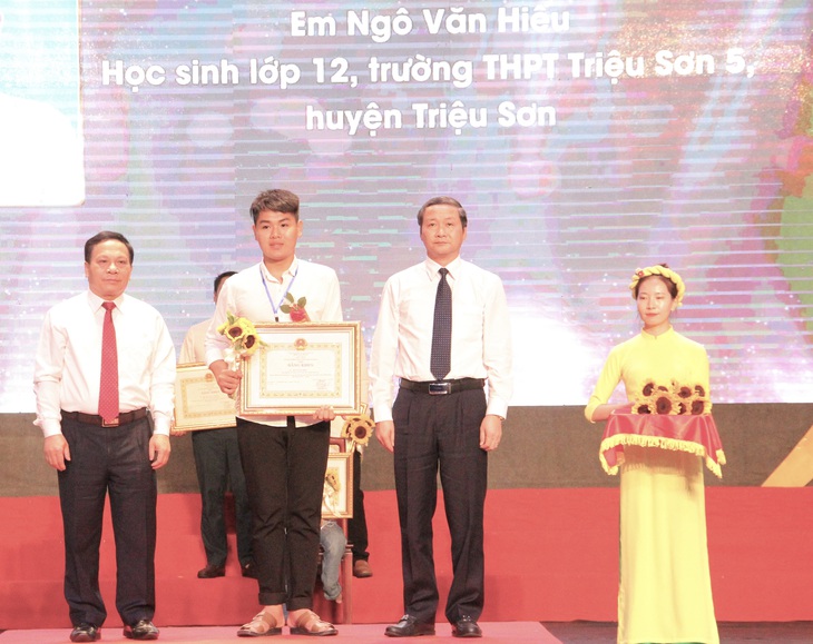 Người học trò 10 năm cõng bạn đến trường quyết định học Trường đại học Y Thái Bình - Ảnh 1.