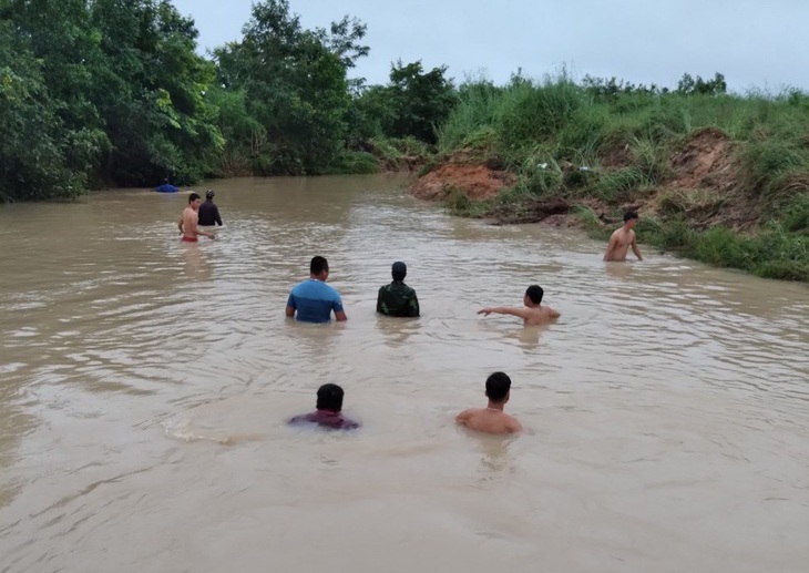 Nam thanh niên bị lũ cuốn mất tích khi qua cống tràn ở Đắk Lắk - Ảnh 2.