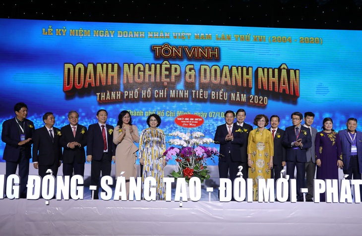 Những con số ấn tượng của 100 doanh nghiệp, doanh nhân tiêu biểu TP.HCM - Ảnh 1.