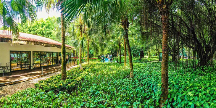 Khách xếp hàng mua nhà tại Ecopark - Ảnh 2.