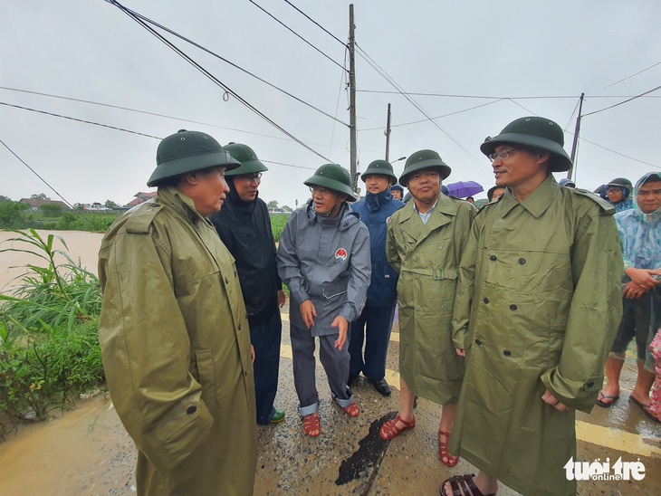 Lao vào cứu hàng trăm hộ dân bị cô lập trong lũ dâng cao ở Quảng Trị - Ảnh 10.