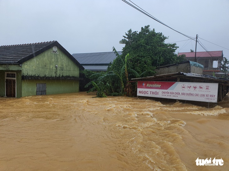 Lao vào cứu hàng trăm hộ dân bị cô lập trong lũ dâng cao ở Quảng Trị - Ảnh 1.