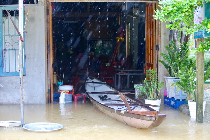 Mưa lớn trở lại, người dân Huế lấy dây buộc xe máy lên cao chống lũ - Ảnh 4.