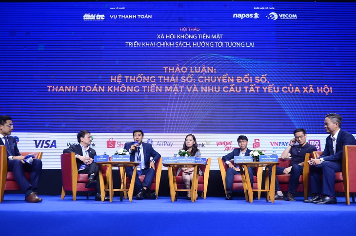 Ngân hàng tăng tốc trong cuộc đua chuyển đổi số - Ảnh 3. Ngân hàng tăng tốc trong cuộc đua chuyển đổi số - Ảnh 3.