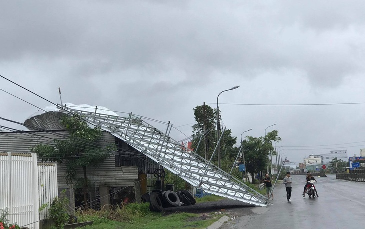 Bão đã vào đất liền và suy yếu thành áp thấp, nhiều nơi mất điện, cây đổ