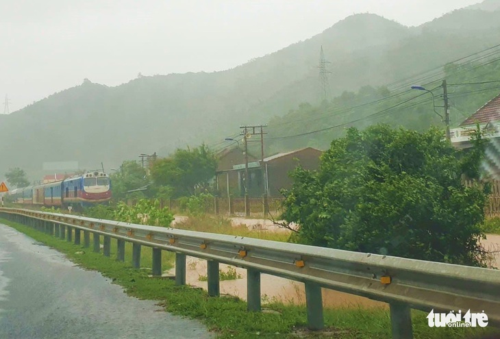 Bão đã vào đất liền và suy yếu thành áp thấp, nhiều nơi mất điện, cây đổ - Ảnh 17.