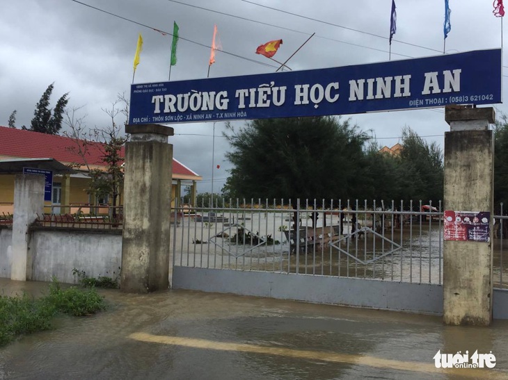 Bão qua, nhiều nơi xả lũ, làng mạc ngập lênh láng - Ảnh 5.