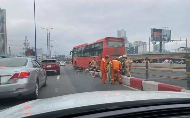 Xe khách leo dải phân cách cầu Sài Gòn, kẹt xe kéo dài