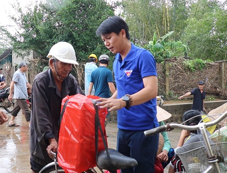 Đến với vùng lúa gạo ngập úng, giếng toàn nước lũ - Ảnh 1.