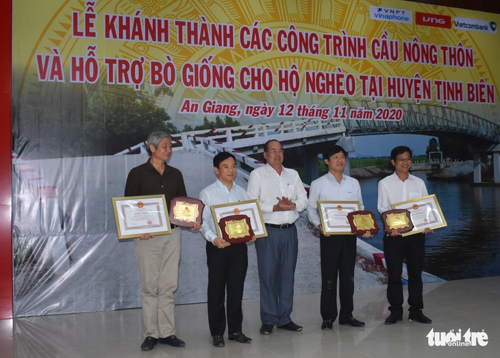 Nguyên chủ tịch nước Trương Tấn Sang trao tặng 200 con bò giống cho hộ nghèo - Ảnh 3.