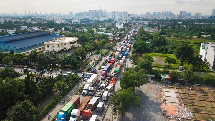 TP.HCM: đường vào cảng ùn tắc, chờ giải bài toán hạ tầng - Ảnh 3.