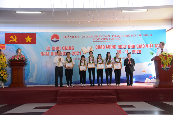 Học viện Cán bộ TP.HCM tặng học bổng, giảm học phí cho sinh viên vùng bão lũ - Ảnh 1.