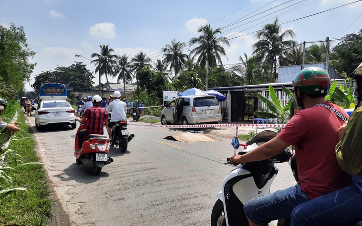 Một nam giới bị đâm chết bên cạnh ôtô đang nổ máy