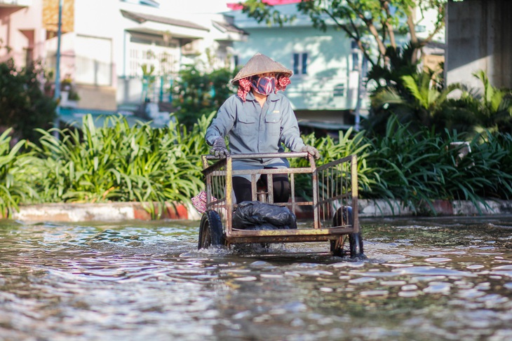 TP.HCM đón đợt triều cường cao nhất năm, đường phố ngập lênh láng - Ảnh 7.