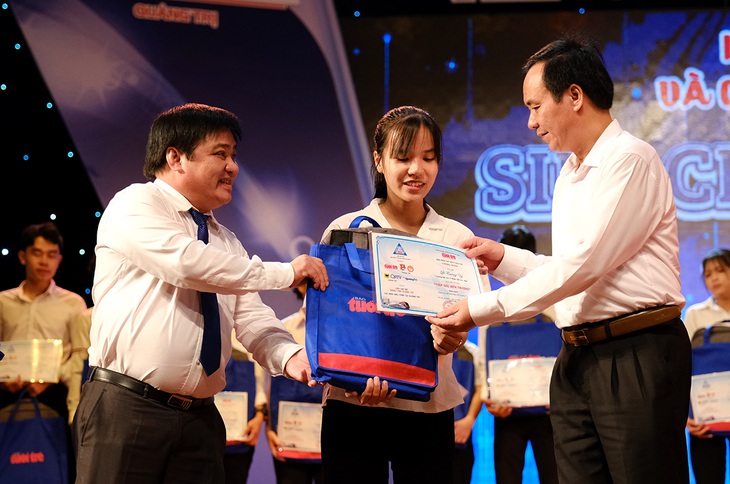 Siết vòng tay, nối yêu thương - Ảnh 1. Siết vòng tay, nối yêu thương - Ảnh 1.
