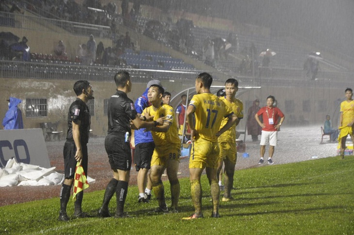 Ban Trọng tài đề nghị các đội bóng không phát ngôn công kích, xúc phạm trọng tài - Ảnh 1.