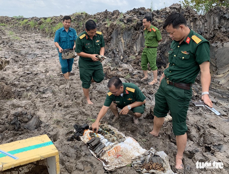 Người dân phát hiện nhiều súng, đạn khi xúc đất - Ảnh 1. Người dân phát hiện nhiều súng, đạn khi xúc đất - Ảnh 1.