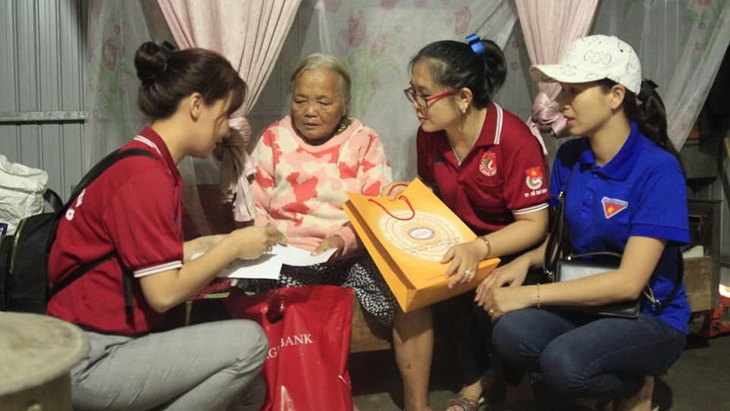 Tôi yêu Tổ quốc tôi: Những ngọn nến ấm áp từ hành trình yêu thương - Ảnh 1. Tôi yêu Tổ quốc tôi: Những ngọn nến ấm áp từ hành trình yêu thương - Ảnh 1.