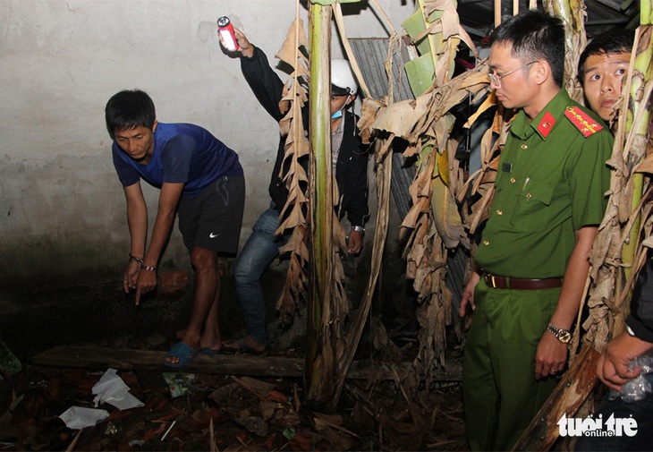 Công an ập vào tiệm cà phê, ‘thầu’ ném sổ cá độ bóng đá phi tang - Ảnh 1. Công an ập vào tiệm cà phê, ‘thầu’ ném sổ cá độ bóng đá phi tang - Ảnh 1.