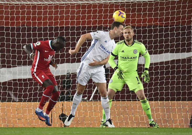 Johnny Evans đốt lưới nhà, Liverpool thắng dễ Leicester City - Ảnh 2.