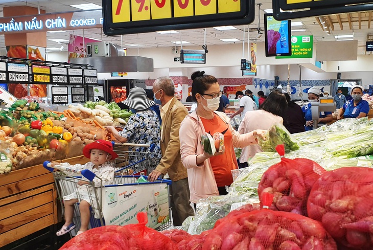 Người Sài Gòn tranh thủ ngày đầu tuần đi siêu thị mua hàng khuyến mãi - Ảnh 1.