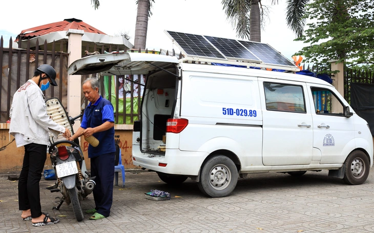 Sinh viên Trường Đại học Khoa học xã hội và Nhân văn thích thú với trạm sạc pin miễn phí - Ảnh 2.