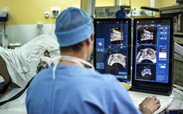 Điều trị ung thư phụ khoa bằng phẫu thuật ‘không vết rạch’ - Ảnh 3.