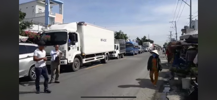 Công an tạm giữ người mang xe chắn ngang quốc lộ 1 gây ùn tắc giao thông - Ảnh 2. Công an tạm giữ người mang xe chắn ngang quốc lộ 1 gây ùn tắc giao thông - Ảnh 2.