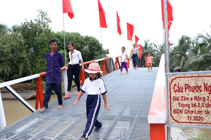 BIDV Chợ Lớn trao học bổng và xây cầu ở Bến Tre - Ảnh 4.