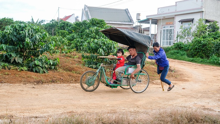 Anh Cảnh xe lăn mê chị Phúc cụt, một chuyện tình hay hơn phim - Ảnh 1.