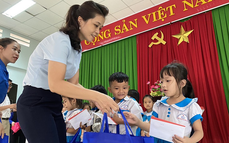 Xúc động khi gần 1.500 học sinh kính tiễn nhà giáo ưu tú Lê Phú Quốc ở Giồng Riềng về đất mẹ - Ảnh 3.