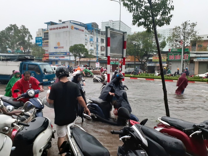 Vũng Tàu đảo lộn vì cơn mưa lớn vào sáng sớm - Ảnh 2.